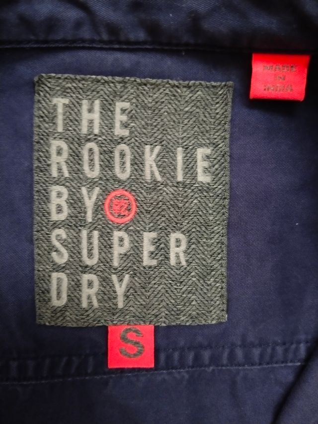 Superdry camiseta con logos bordados