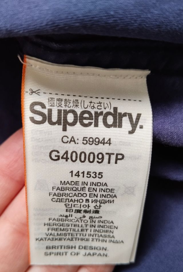Superdry camiseta con logos bordados