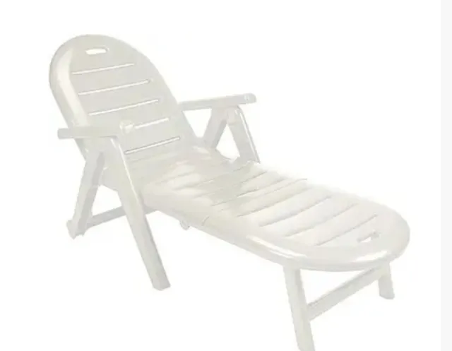 Tumbona reclinable de plástico blanca,