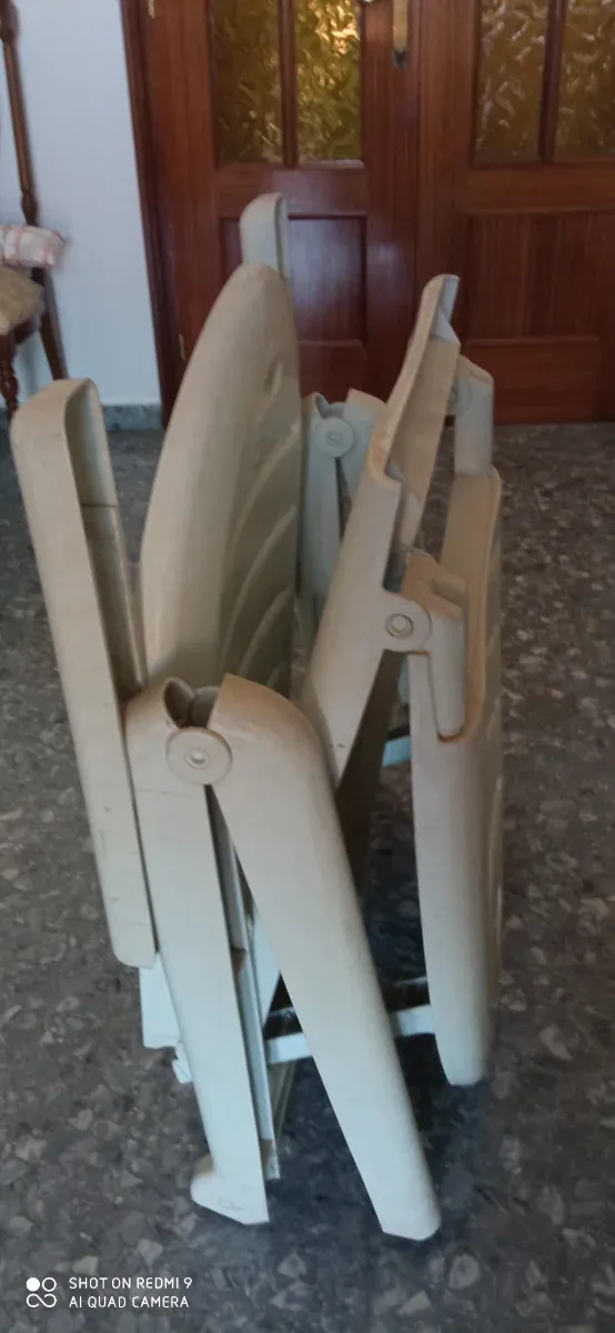 Tumbona reclinable de plástico blanca,