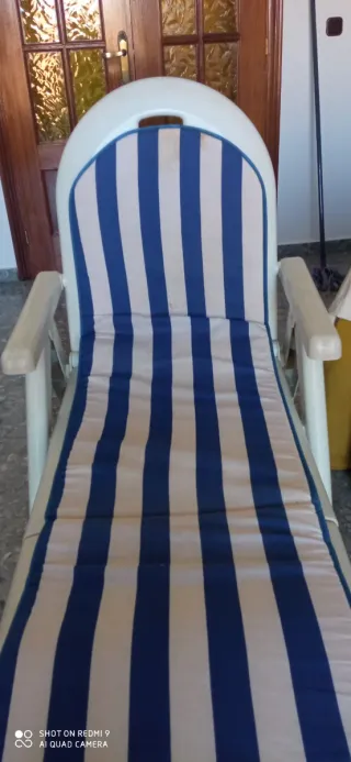 Tumbona reclinable de plástico blanca,