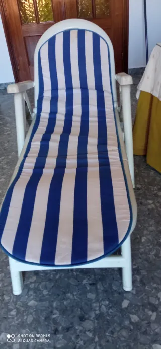 Tumbona reclinable de plástico blanca,