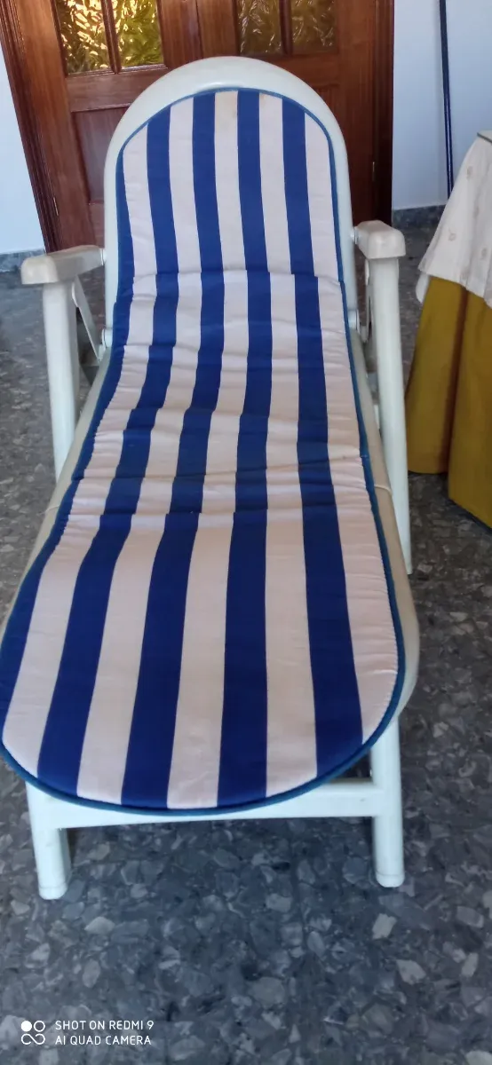 Tumbona reclinable de plástico blanca,