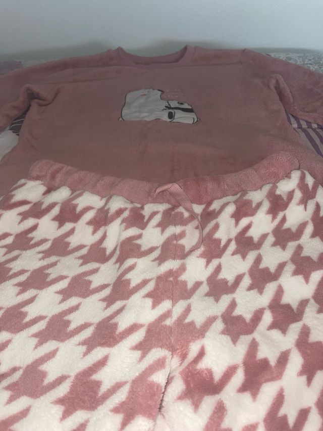 Pigiama caldo rosa e bianco