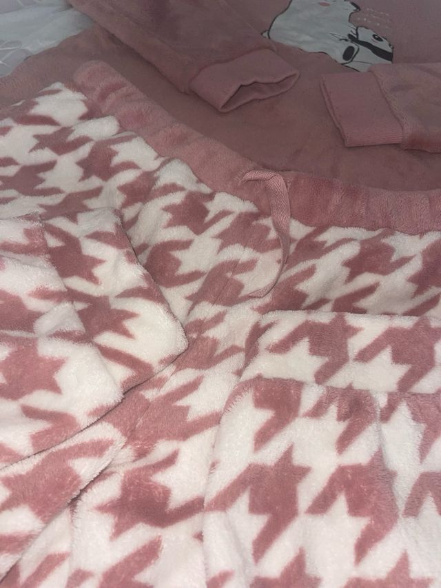 Pigiama caldo rosa e bianco