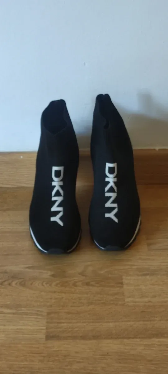 Zapatillas DKNY estilo calcetín negras