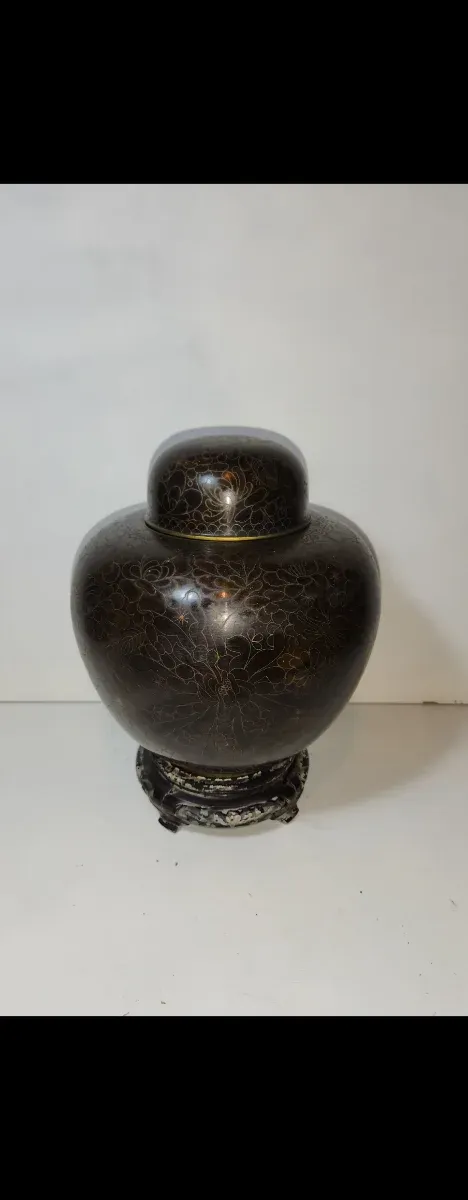 Jarrón oriental cloisonné oscuro con base