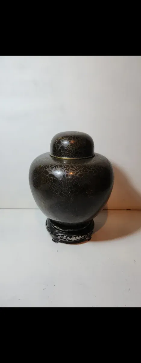 Jarrón oriental cloisonné oscuro con base