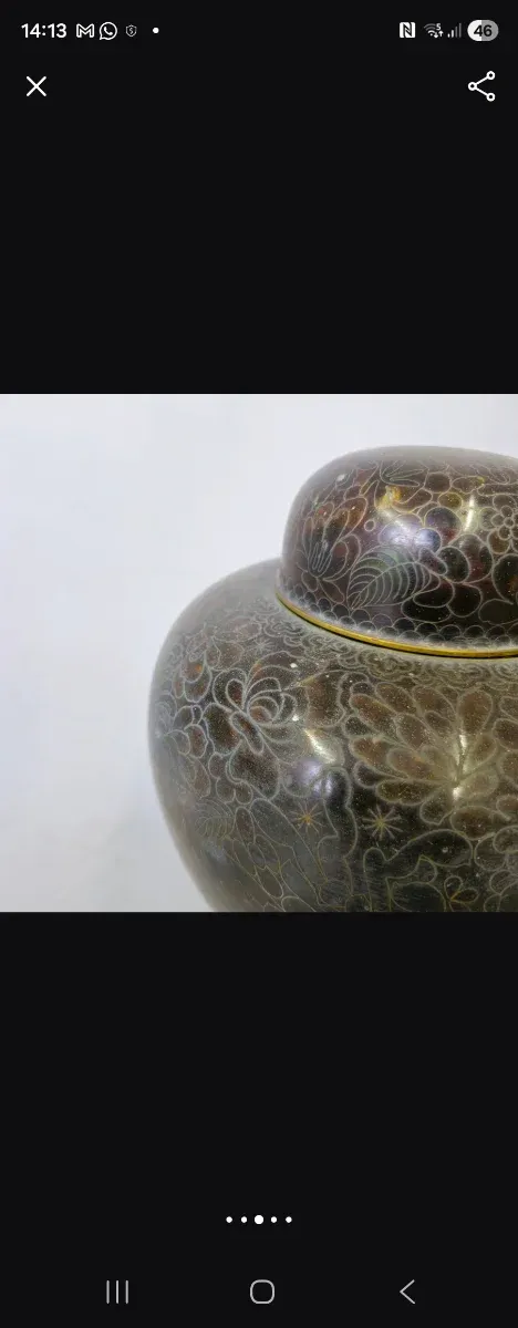 Jarrón oriental cloisonné oscuro con base