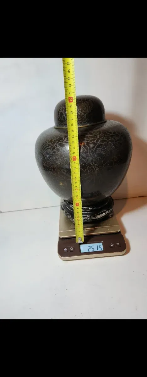 Jarrón oriental cloisonné oscuro con base