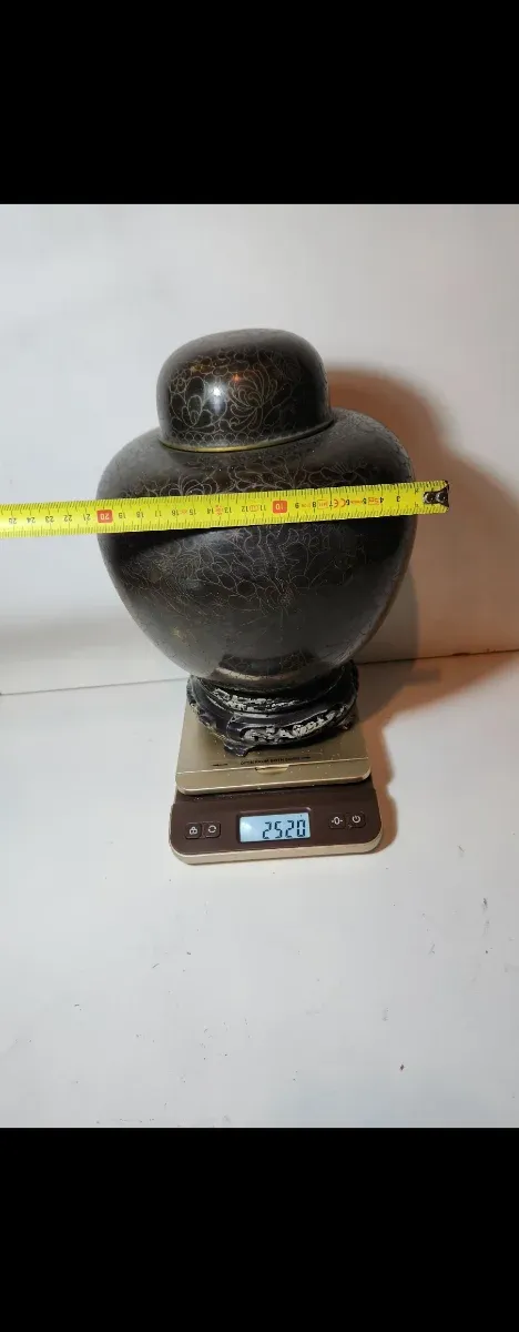 Jarrón oriental cloisonné oscuro con base