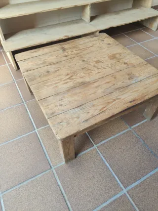 Mesa y estantería rústica