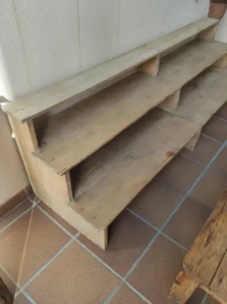 Mesa y estantería rústica