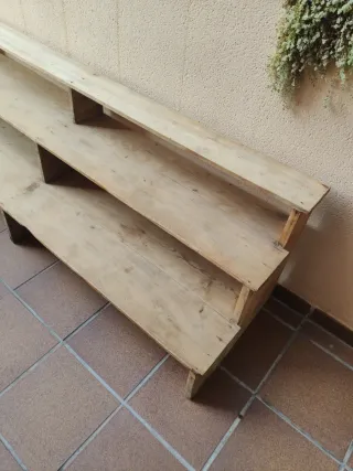 Mesa y estantería rústica