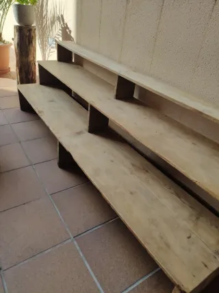 Mesa y estantería rústica