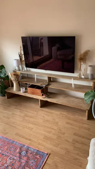 Mesa y estantería rústica