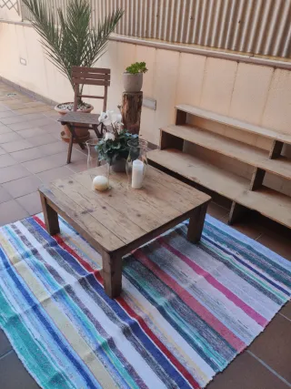 Mesa y estantería rústica