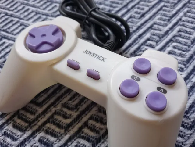 Joystick para videojuegos blanco y morado