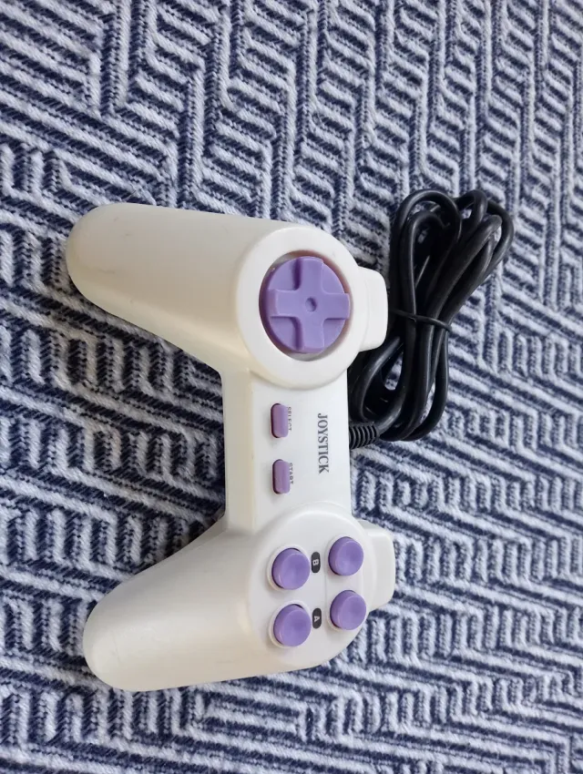 Joystick para videojuegos blanco y morado