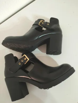 Botines negros con plataforma y hebilla