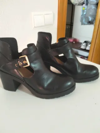 Botines negros con plataforma y hebilla