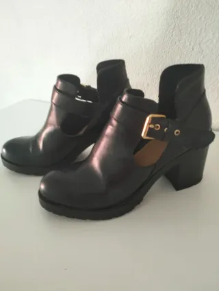 Botines negros con plataforma y hebilla