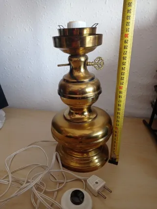 Lámpara antigua de metal dorada