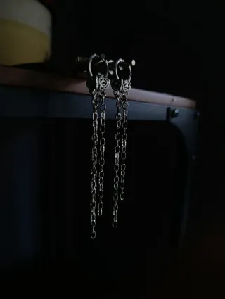 Pendientes plateados hechos a mano