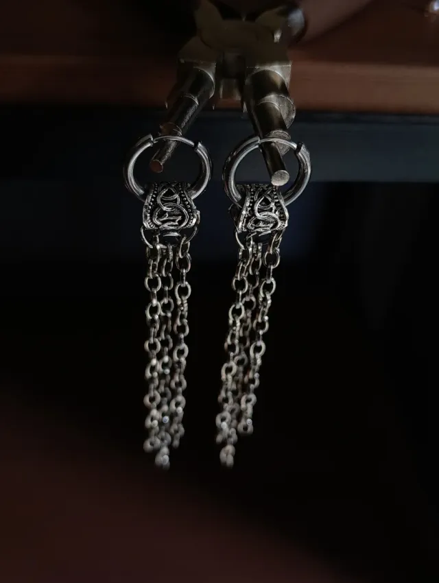 Pendientes plateados hechos a mano