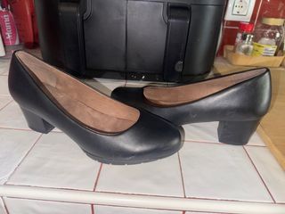 Zapatos de tacón bajos negros