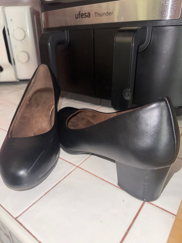 Zapatos de tacón bajos negros