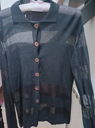 Cardigan elegante con trasparenze