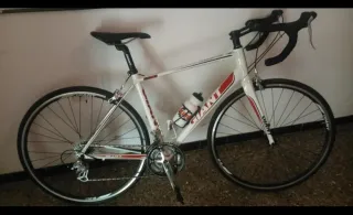 Bicicleta de carretera Giant blanca