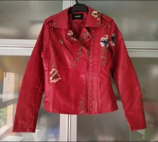 Chaqueta efecto piel roja bordada