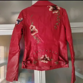 Chaqueta efecto piel roja bordada