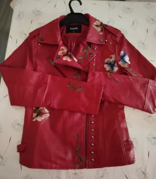 Chaqueta efecto piel roja bordada