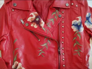 Chaqueta efecto piel roja bordada