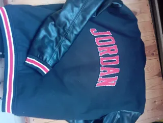 Chaqueta Jordan Negra y Roja