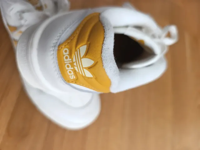 Zapatillas Adidas Blancas y Amarillas