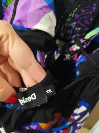 Mono de diseño desigual.