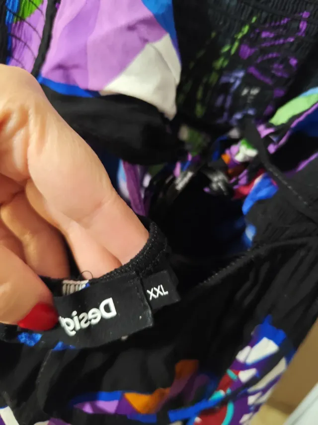 Mono de diseño desigual.