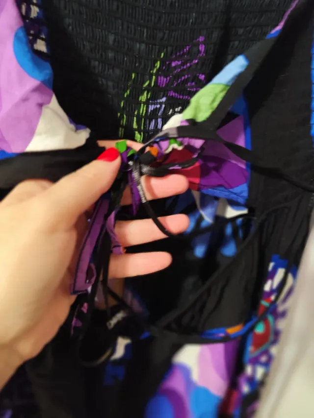 Mono de diseño desigual.