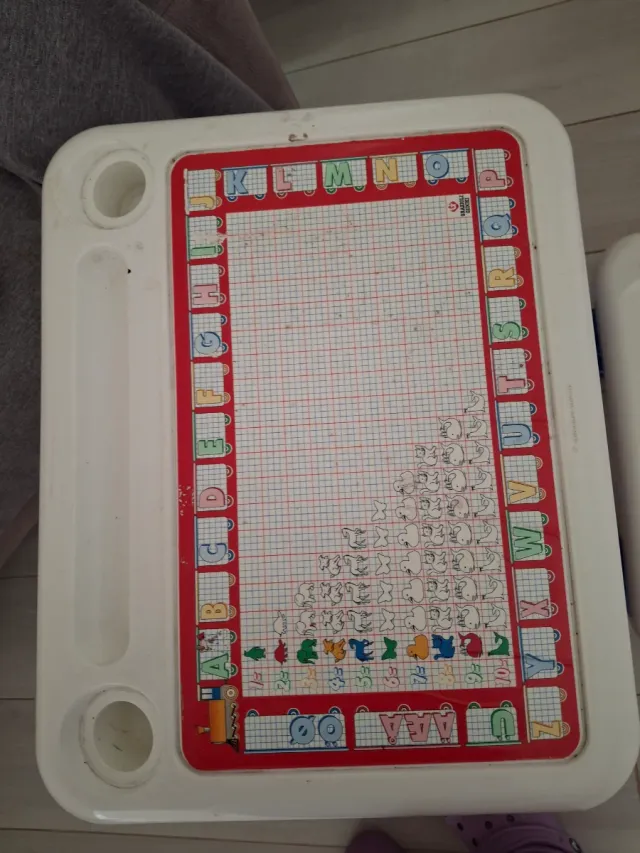 Banco scuola con lettere e numeri