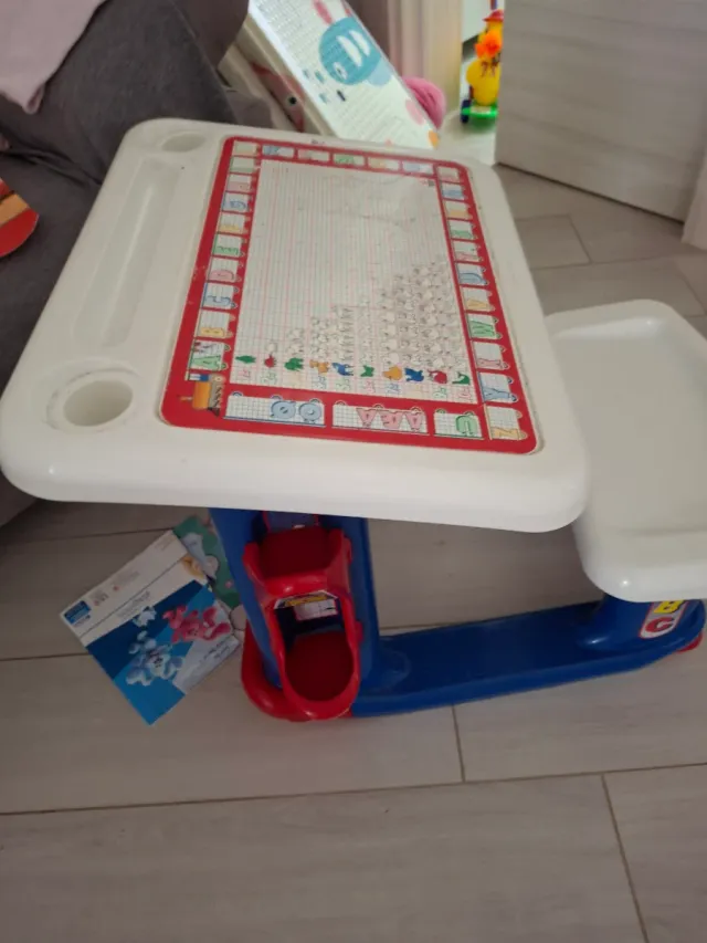 Banco scuola con lettere e numeri