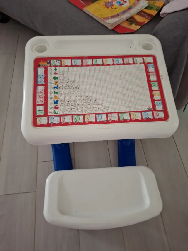 Banco scuola con lettere e numeri