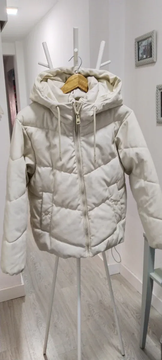 Abrigo acolchado beige con capucha