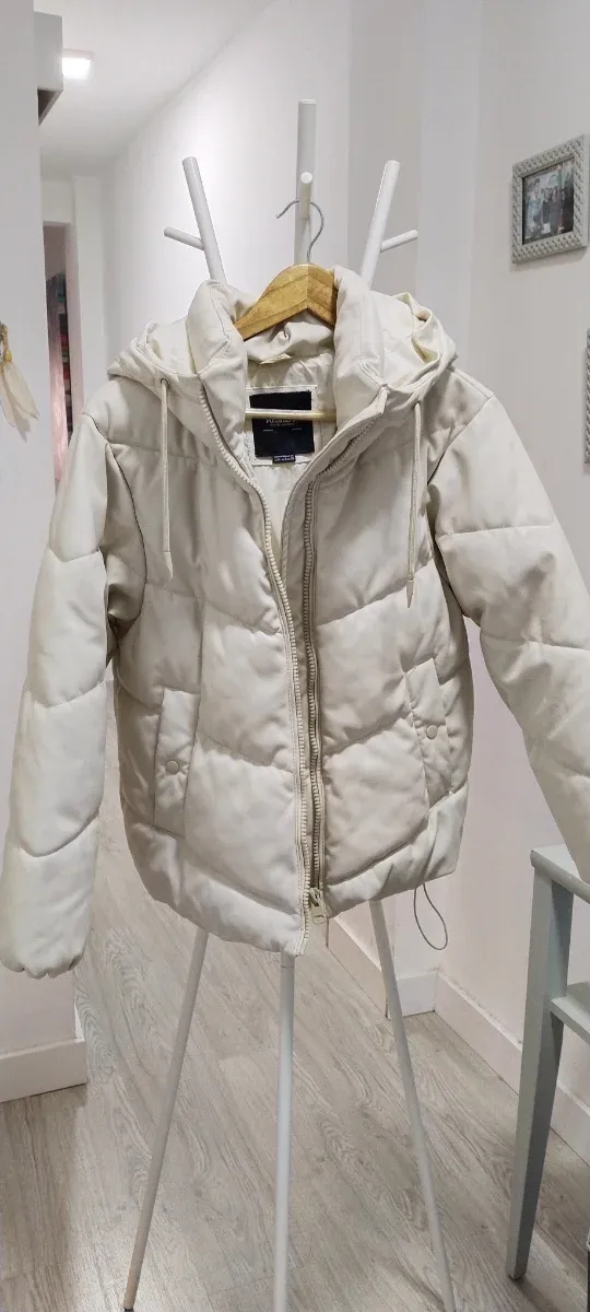 Abrigo acolchado beige con capucha