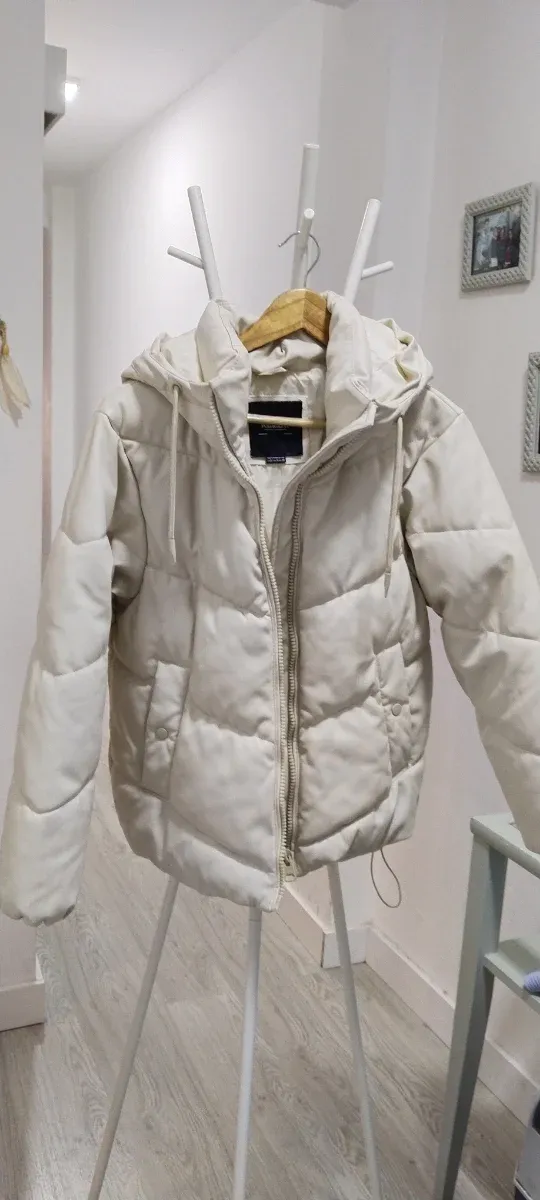 Abrigo acolchado beige con capucha