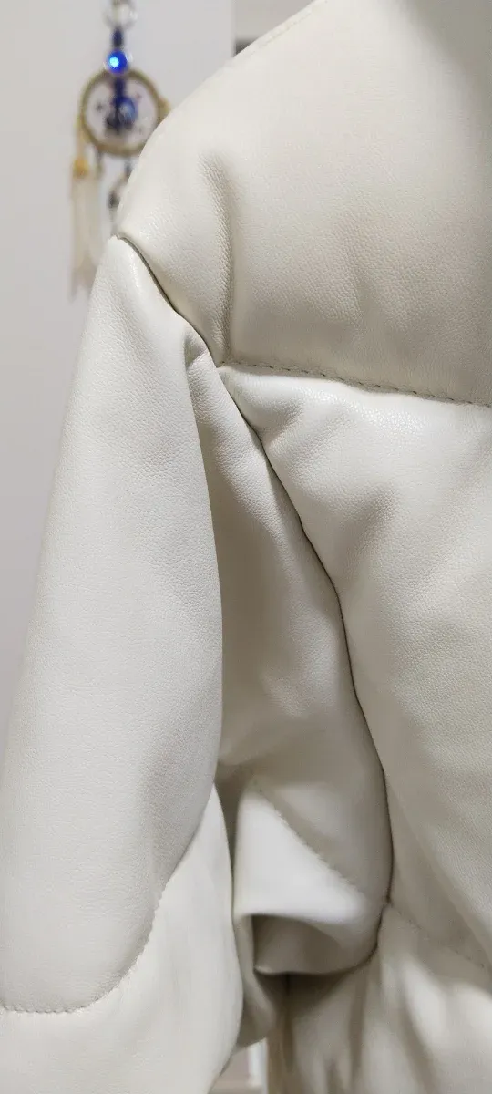 Abrigo acolchado beige con capucha