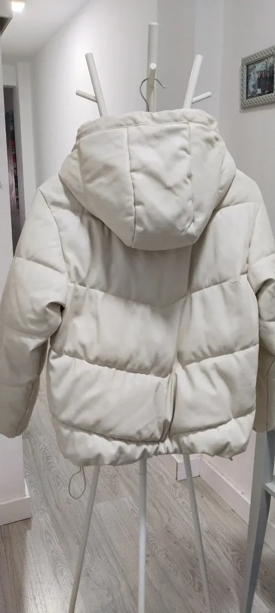 Abrigo acolchado beige con capucha